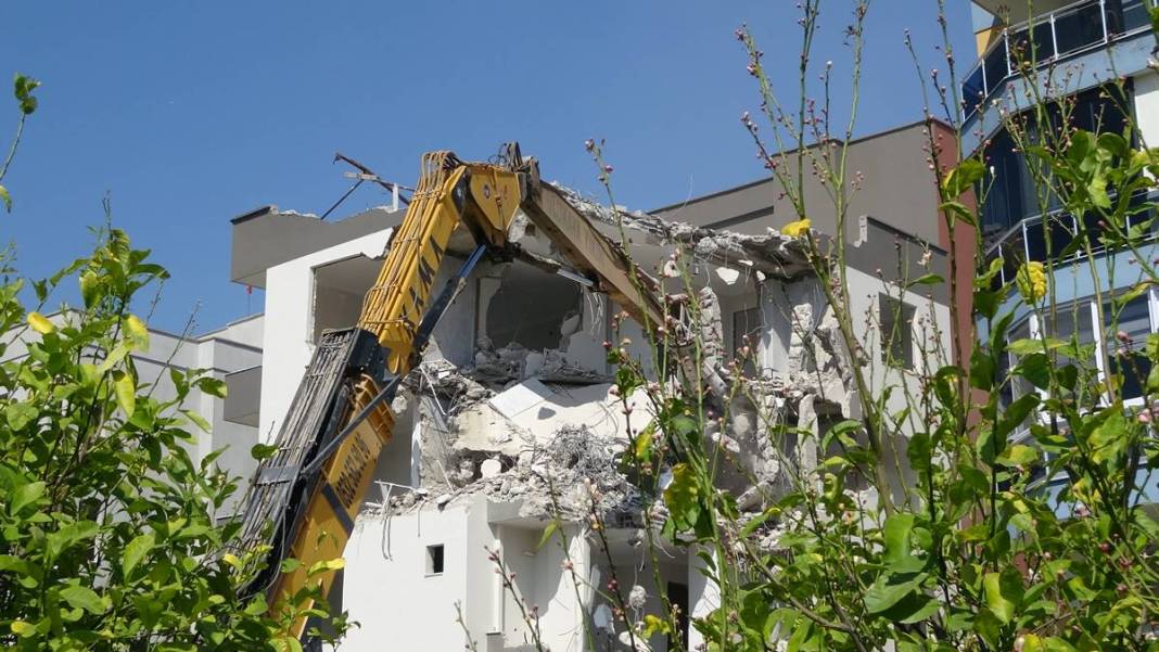 Sıfır bina yan yattı: İnşaatı yaparken zemini kontrol eden olmadı mı! Korkutan manzara 12
